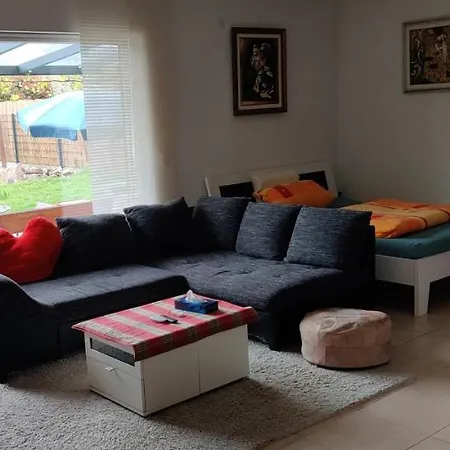 Apartment Ebenerdig Mit Terrasse & Garten, Wlan & Parkplatz! Self Check-in & Check-out! Schwedenofen!